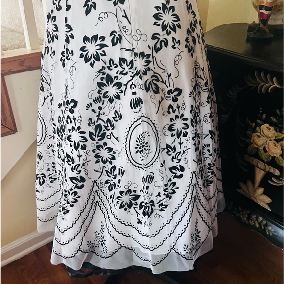 *Vintage Black and White Papell Boutique - Picture 9 of 16